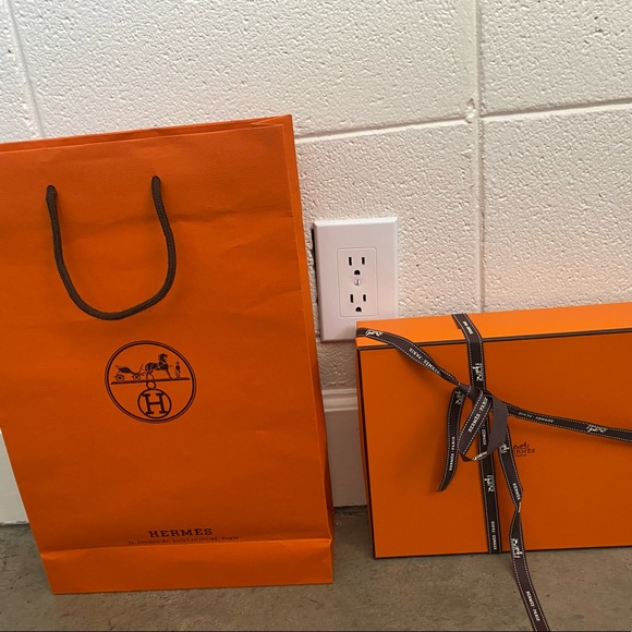 Collection of EMPTY boxes, bags, and ribbons from luxury designers. - Picture 4 of 10